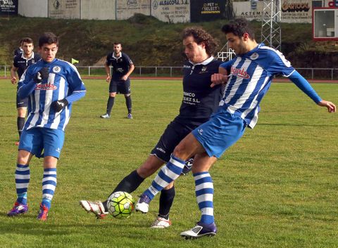 Diego N��ez pugna por un bal�n en el partido que ayer jugaron el Lemos y el Puebla. 