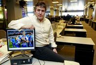 Miguel Otero posa en la redacci�n central de La Voz de Galicia en Sab�n.