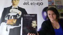 Ticiana junto al libro que presenta