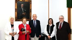 Familiares de Castro Blanco Cabeza, junto a la decana Mar Lorenzo y el profesor Anxo Seraf�n en el acto simb�lico de la entrega de su retrato celebrada en la facultad de Ciencias de la Educaci�n el jueves.