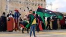 Un nio enarbola una bandera libia en la conmemoracin en Trpoli del 10 aniversario del levantamiento popular contra Gadafi