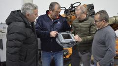 Miembros de la empresa CIE-Galfor entregaron a Pedro Arajo y Ricardo Bendaa los robots para los estudiantes de Ingeniera Agraria