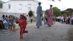 Los t�picos personas del Meco (izquierda) y las Pamp�rnigas (derecha) acompa�aron la procesi�n de la misa mayor en la parroquia quiroguesa de A Ermida