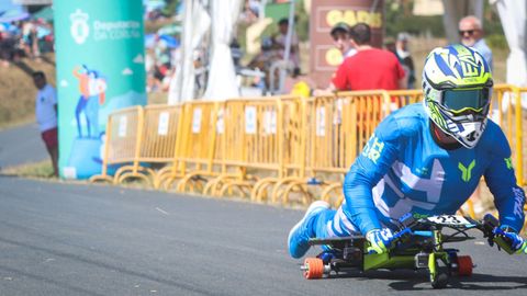 Un piloto se impulsa, cuesta abajo, durante la prueba del domingo