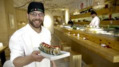 UNO DE LOS SUSHIMAN DEL RESTAURANTE MOSTRANDO UNO DE SUS PLATOS 