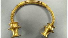 Collar r�gido de superficie dorada que puede asimilarse al conjunto de torques denominados de manera gen�rica como astur-norgalaico