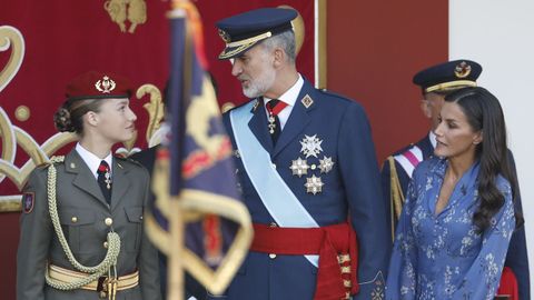 La princesa de Asturias, Leonor, el rey Felipe VI y la reina Letizia, tras su llegada este jueves al desfile del Da de la Fiesta Nacional