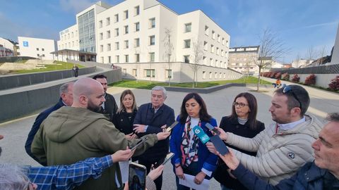 Candia, con Barreiro y Abades, delante del CIS de A Residencia