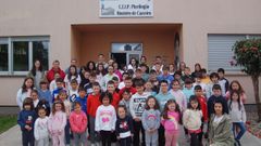 O alumnado e docentes do CEIP Pluriling�e Mosteiro de Caaveiro, da Capela, diante do centro