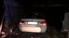 El accidente tuvo lugar cuando ya era de noche y el coche qued� da�ado al caerle el cobertizo encima. 