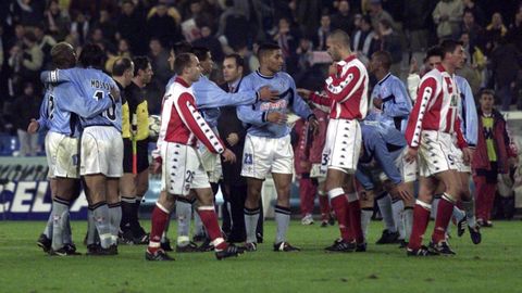 Imagen del duelo entre Celta y Estrella Roja en noviembre del 2000.