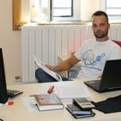 Pablo S�nchez, en la redacci�n de su revista de entrenamiento.