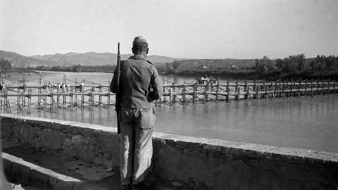 Un miliciano a orillas del rio Ebro tomada por el fotoperiodista de origen alem�n Hans Gutmann en 1938.