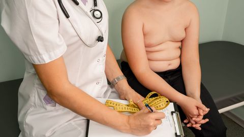 Un niño durante un control sanitario