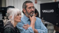 Elvira Moral, una de las protagonistas, junto a Carles Porta durante la grabaci�n del documental �Abandonados�
