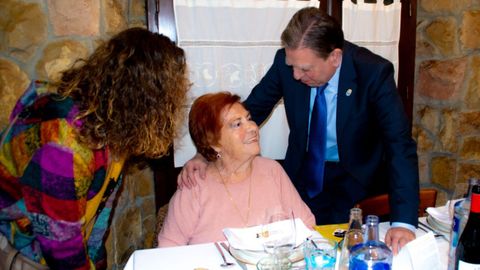 Un momento del homenaje a Esmeralda Surez con motivo de la entrega de la 'mencin especial de Antroxu'.