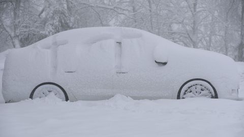 Un turismo completamente cubierto de nieve en el municipio lucense de Pedrafita do Cebreiro.