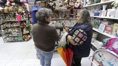 Esperanza Moliner, de espaldas, en su negocio