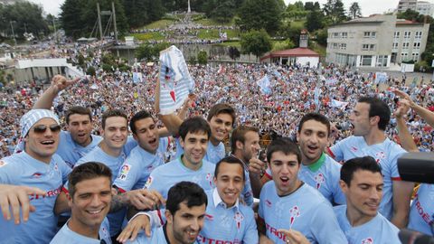 La plantilla del Celta del 2012, celebrando el ascenso en la praza do Rei de Vigo con la afici�n.