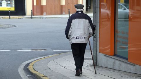 Imagen de archivo de un anciano paseando por el municipio pontevedrés de Meis.