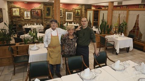 El chef Rivera, en el sal&oacute;n principal de su restaurante de Padr&oacute;n, con su mujer y su hijo