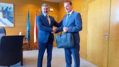 El consejero saliente de Medio Rural y Cohesi�n Territorial, Alejandro Calvo, entrega las competencias al consejero de Medio Rural y Pol�tica Agraria, Marcelino Marcos.
