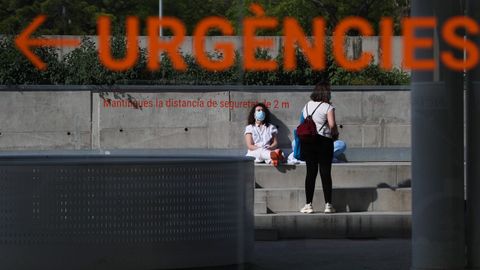 Dos profesionales sanitarios del Hospital de Mar de Barcelona durante una pausa laboral esta semana