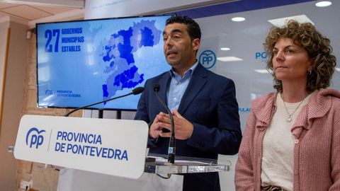 Luis López, este martes, junto a Luisa Piñeiro, al hacer balance del ecuador del mandato en la sede del PP provincial de Pontevedra