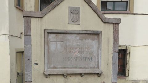 Antigua placa de homenaje al bando fascista de la Guerra Civil en Olloniego