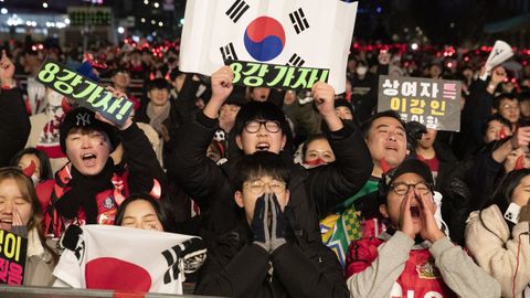 J�venes surcoreanos viendo por televisi�n en Se�l un partido de la Copa del Mundo de f�tbol