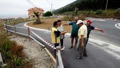 Algunos de los afectados por la expropiaci�n que todav�a no han cobrado, en el carril bici en Viladesuso, Oia.