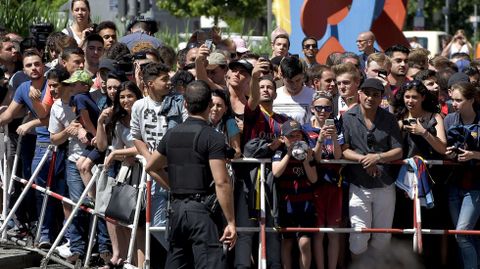 Cientos de aficionados del Bar�a no quisieron perderse la llegada de su equipo al hotel de concentraci�n