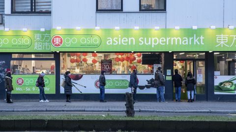 Gente haciendo cola para entrar en un supermercado de Berl�n