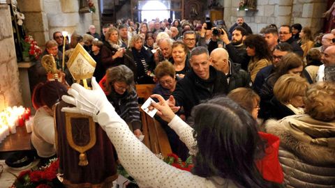 Los devotos visitando la imagen de San Blas en Bembrive