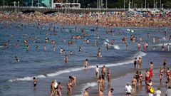 Ba�istas en la playa de San Lorenzo, en Gij�n