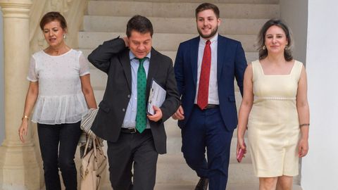 El presidente de Castilla-La Mancha, Emiliano Garc�a-Page, segundo por la derecha, antes de presidir la reuni�n de su Consejo de Gobierno, en Toledo