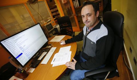 Jos� Manuel Leyenda, ayer en la oficina de inform�tica en la que trabaja, en Marqu�s de Valladares. 
