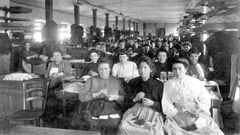 Cigarreras en la F�brica de Tabacos de Cimavilla