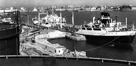 El petrolero �Valmaseda�, que hab�a sido construido en la factor�a Baz�n de Ferrol, descarg� el crudo en el muelle de Calvo Sotelo.