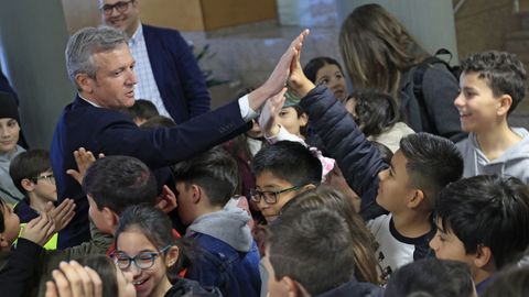 Un grupo de alumnos de un colegio de Cambados chocan sus manos con el presidente en San Caetano.