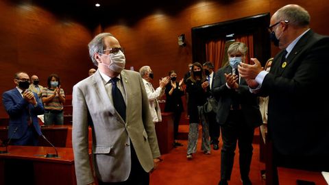 Quim Torra es aplaudido por sus compa�eros a su llegada hoy a la reuni�n que ha mantenido el grupo parlamentario de JxCat en el Parlament