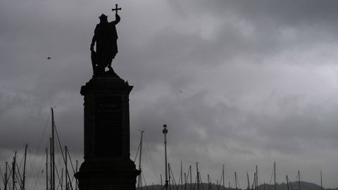 Vista de la estatua de Pelayo en la plaza del Marqus, frente al puerto deportivo