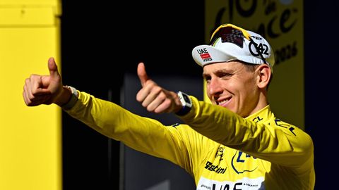 Tadej Pogacar celebra su victoria en la etapa de este martes del Tour de Francia.