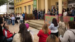 La comunidad educativa volvió a concentrarse este lunes a las puertas del colegio
