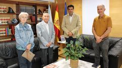 Gabriel Al�n, con los miembros de la asociaci�n Amigos do Patrimonio Relixioso de Ribadavia