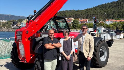 El patr�n mayor de la cofrad�a de O Porto do Son, Emilio Queiruga, la directora xeral de Desenvolvemento Pesqueiro, �ngelez V. Su�rez, y el alcalde del municipio, Luis Oujo, durante la visita institucional al p�sito