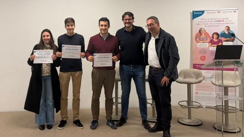 Los residentes de Cardiolog�a de primer a�o Paula Sa� y Sa�l Corredoira (en el centro), con los diplomas en la�IX Reuni�n de Cardi�logos Noveis, organizada por la Sociedad Gallega de Cardiolog�a.