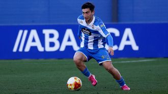 Manu Ferreiro conduciendo el bal�n durante un encuentro de esta temporada con el Fabril