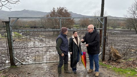 El subdelegado del Gobierno, Eladio Santos, en su visita al ganadero de A Mezquita Domingo Antonio Vidueiro