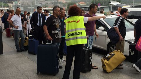 En Alvedro pasajeros de un vuelo desviado fueron trasladados en taxi a Lavacolla debido a la huelga de autobuses 
